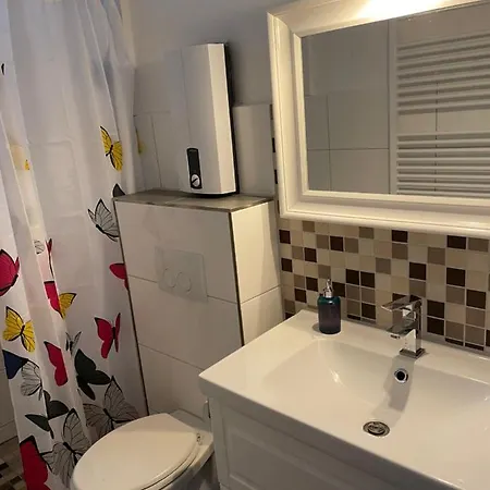 Buedchen Am Rathaus-parkplatz-bett Und Schlafcouch-eg-netflix- אוברהאוזן