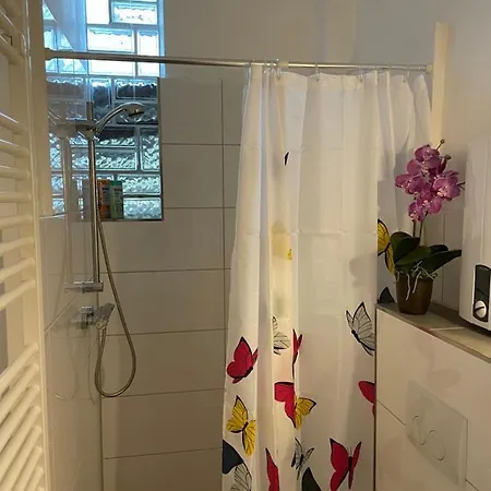 Buedchen Am Rathaus-parkplatz-bett Und Schlafcouch-eg-netflix- דירה אוברהאוזן